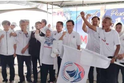 Mohd Shafie bersama jentera pketika majlis Himpunan Rakyat Selamatkan Sabah di Tungku, Lahad Datu pada Sabtu.