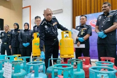 Hanyan menunjukkan tong gas yang disita dalam Op Pintu.