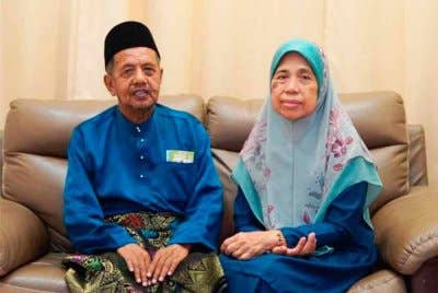 Yusof (kiri) kini banyak meluangkan masa bersama isterinya, Komariah Saim dan keluarga selepas bersara enam tahun.