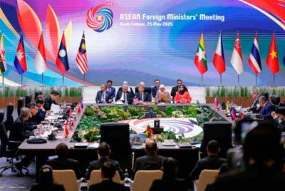 Mohamad menghadiri Mesyuarat Menteri-Menteri Luar ASEAN yang diadakan sempena Sidang Kemuncak ASEAN ke-46 di Pusat Konvensyen Kuala Lumpur (KLCC) pada Ahad. Foto Bernama