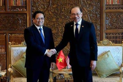 Anwar (kanan) mengadakan pertemuan dua hala bersama Minh Chinh (kiri) di Bangunan Perdana Putra sempena lawatan rasmi pertama pemimpin Vietnam itu ke Malaysia. Foto Bernama