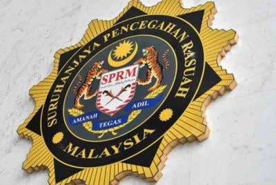 Wanita berusia lingkungan 30-an itu ditahan kira-kira jam 4.20 petang Ahad ketika hadir memberi keterangan di Pejabat SPRM Johor.