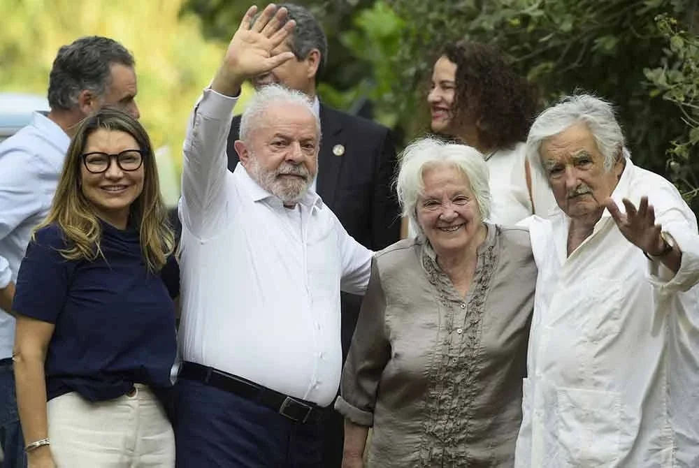 Jose Mujica (kanan) bergambar dengan Presiden Brazil, Luiz Inacio Lula da Silva (dua dari kiri)di ladang Mujica di Rincon del Cerro, Montevideo. Foto AFP