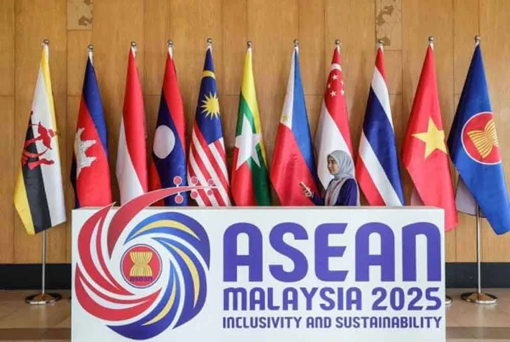 Sudah tiba masanya ASEAN bersuara lantang dan berprinsip kerana dunia kini sedang terbakar dengan krisis kemanusiaan.