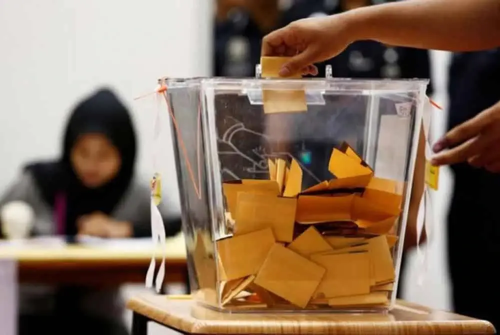 Banyak negara lain membenarkan pengundi mereka yang berada di luar negara walaupun sebagai pelancong untuk mengundi tanpa perlu untuk mendaftar sebagai pengundi tidak hadir. Foto hiasan