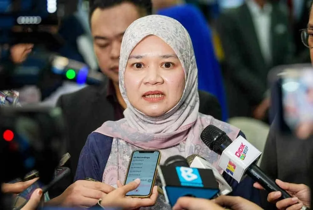 Menteri Pendidikan Fadhlina Sidek menjawab pertanyaan media. Foto Bernama 