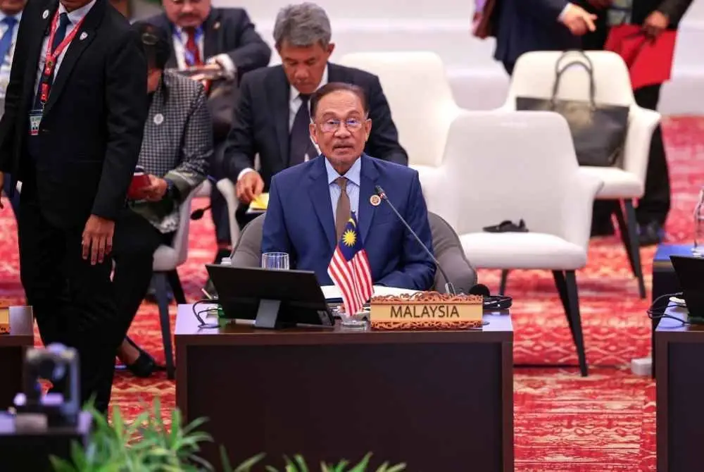 Anwar yang mengetuai delegasi Malaysia, menyampaikan ucapan pembukaan pada sesi Libat Urus Pemimpin ASEAN Bersama Wakil Perhimpunan Antara Parlimen ASEAN (AIPA) pada Isnin. Foto Bernama