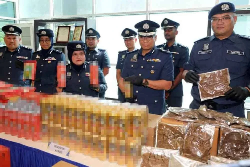 Raizam (tiga, kanan) menunjukkan antara barangan yang dirampas susulan serbuan berasingan di Zon Bebas Pelabuhan Klang, baru-baru ini.