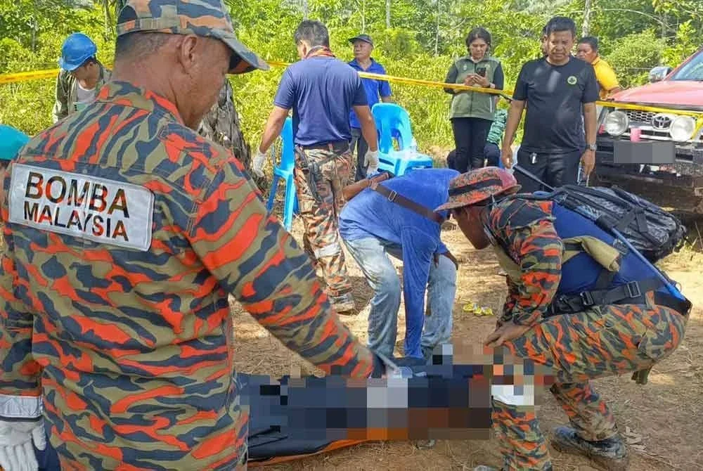 Mayat mangsa berjaya dibawa naik ke darat selepas dilepaskan dari mulut buaya di Sungai Koyah, berhampiran sebuah ladang di Kinabatangan.