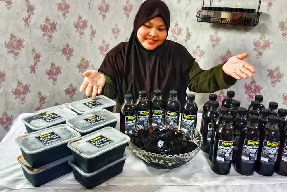 Zulfaidah menunjukkan cincau blok dan minuman cincau dihasilkan di bawah jenama Deqteh.
