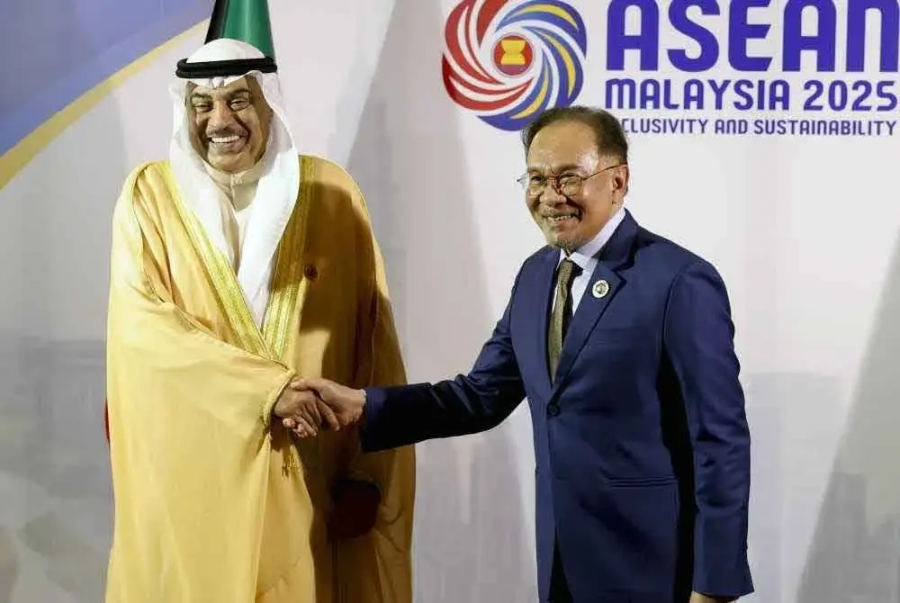 Anwar (kanan) bersalaman dengan Sheikh Sabah Khaled Al-Hamad Al-Sabah, semasa pertemuan dua hala di luar Sidang Kemuncak ASEAN ke-46 yang berlangsung di Pusat Konvensyen Kuala Lumpur (KLCC) pada Isnin. Foto Bernama