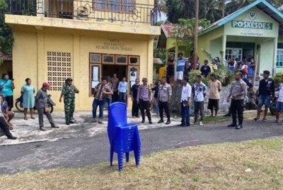 Seorang ketua kampung maut ditikam penduduk sendiri selepas pertengkaran mengenai kerusi plastik pejabat. Foto Agensi