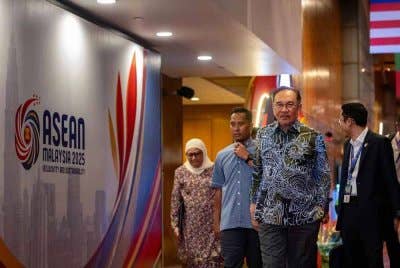 Anwar memantau persiapan Sidang Kemuncak ASEAN ke-46 di Pusat Konvensyen Kuala Lumpur malam Ahad. Foto Bernama