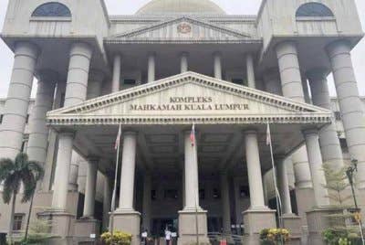 Dua pengurus program permotoran mengaku tidak bersalah di dua Mahkamah Majistret di sini pada Isnin, atas dua pertuduhan menggunakan notis ‘Saman Hadir’ palsu menyerupai dokumen rasmi polis bagi menipu orang ramai, di dua tempat letak kereta, dua minggu lalu. Gambar hiasan