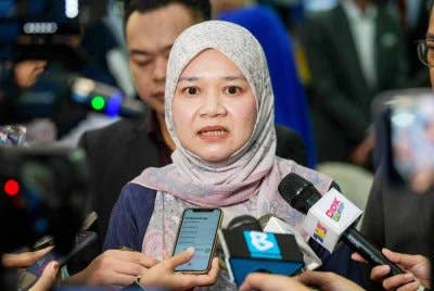 Menteri Pendidikan Fadhlina Sidek menjawab pertanyaan media. Foto Bernama 