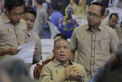 Saarani (duduk) ketika Program Mesra Hari Bertemu Pelanggan Kerajaan Negeri Perak di Dewan Bandaran Kinta pada Isnin.