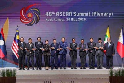 Para pemimpin ASEAN dan Timor-Leste semasa sesi bergambar berkumpulan, sebelum sesi pleno Sidang Kemuncak ASEAN ke-46 pada Isnin. Foto Bernama