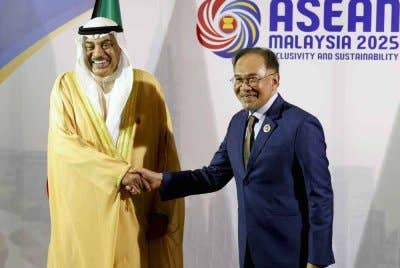 Anwar (kanan) bersalaman dengan Sheikh Sabah Khaled Al-Hamad Al-Sabah, semasa pertemuan dua hala di luar Sidang Kemuncak ASEAN ke-46 yang berlangsung di Pusat Konvensyen Kuala Lumpur (KLCC) pada Isnin. Foto Bernama