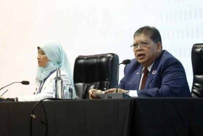 Johari semasa sidang media selepas sesi Antara Muka Pemimpin ASEAN dengan wakil AIPA sempena Sidang Kemuncak ASEAN ke-46 di Pusat Konvensyen Kuala Lumpur pada Isnin. Foto Bernama