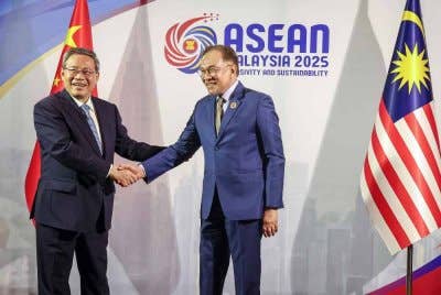 Anwar (kanan) dan Li Qiang menghadiri mesyuarat dua hala sempena Sidang Kemuncak ASEAN ke-46 di Pusat Konvensyen Kuala Lumpur (KLCC) pada Isnin. Foto Bernama