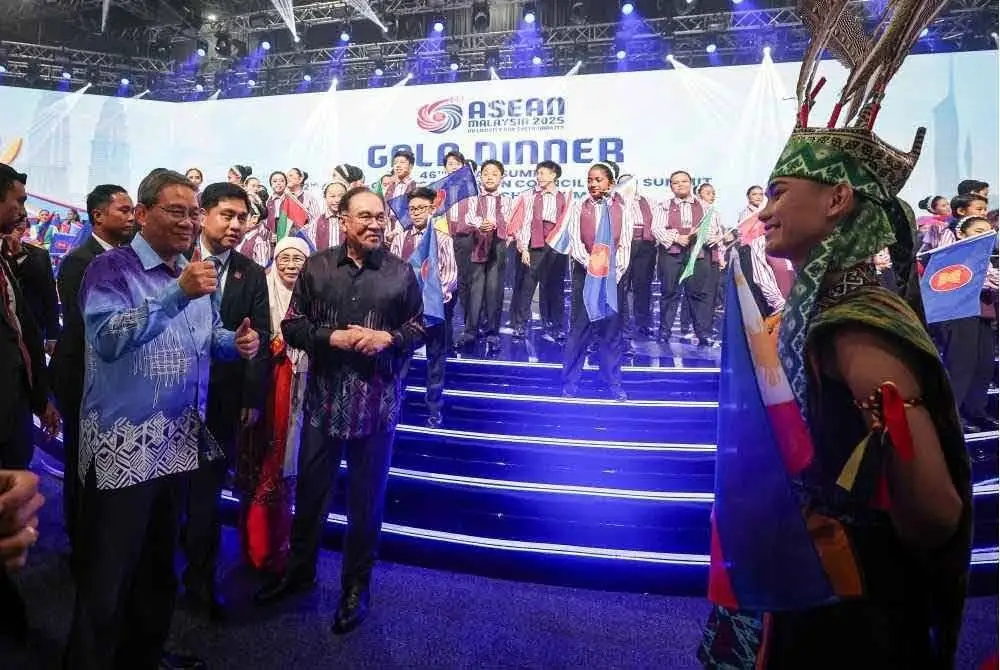 Anwar dan Perdana Menteri China, Li Qiang menunjukkan isyarat ibu jari kepada para penari Colours of Borneo semasa Majlis Makan Malam Gala di Pusat Konvensyen Kuala Lumpur (KLCC) pada Isnin. Foto Bernama