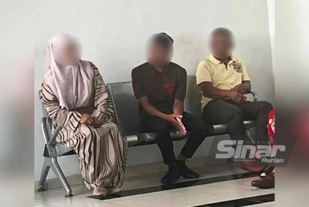 Remaja (tengah) menunggu di luar bilik Mahkamah Kota Bharu. FOTO SINAR HARIAN - ADILA SHARINNI WAHID