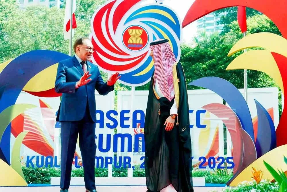 Anwar mengalu-alukan kehadiran Menteri Luar Arab Saudi, Putera Faisal Farhan Al Saud (kanan) ke Sidang Kemuncak ASEAN-GCC di Kuala Lumpur pada Selasa. - Foto: Bernama