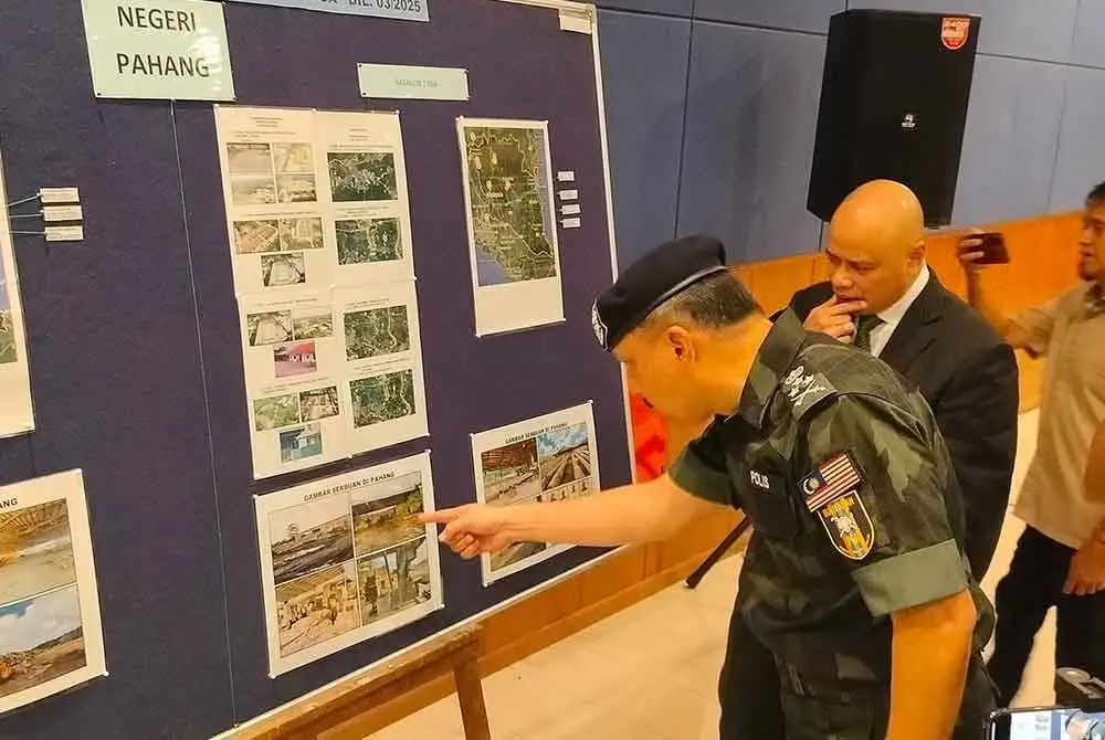 Azmi dan menunjukkan gambar-gambar sepanjang Op Sawmill pada Sidang AkhbarOp Bersepadu Khazanah (Op Sawmill) Pasukan Gerakan Am di Kem Bukit Galing,Briged Tenggara PGA pada Selasa.