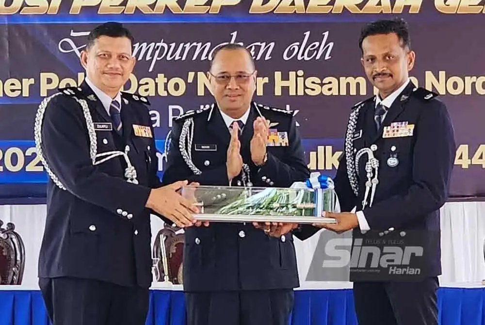 Noor Hisam menyaksikan Zulkifli menyerahkan tugas kepada timbalannya, Muhammad Firdaus yang akan memangku sementara tugas Ketua Polis Daerah Gerik.