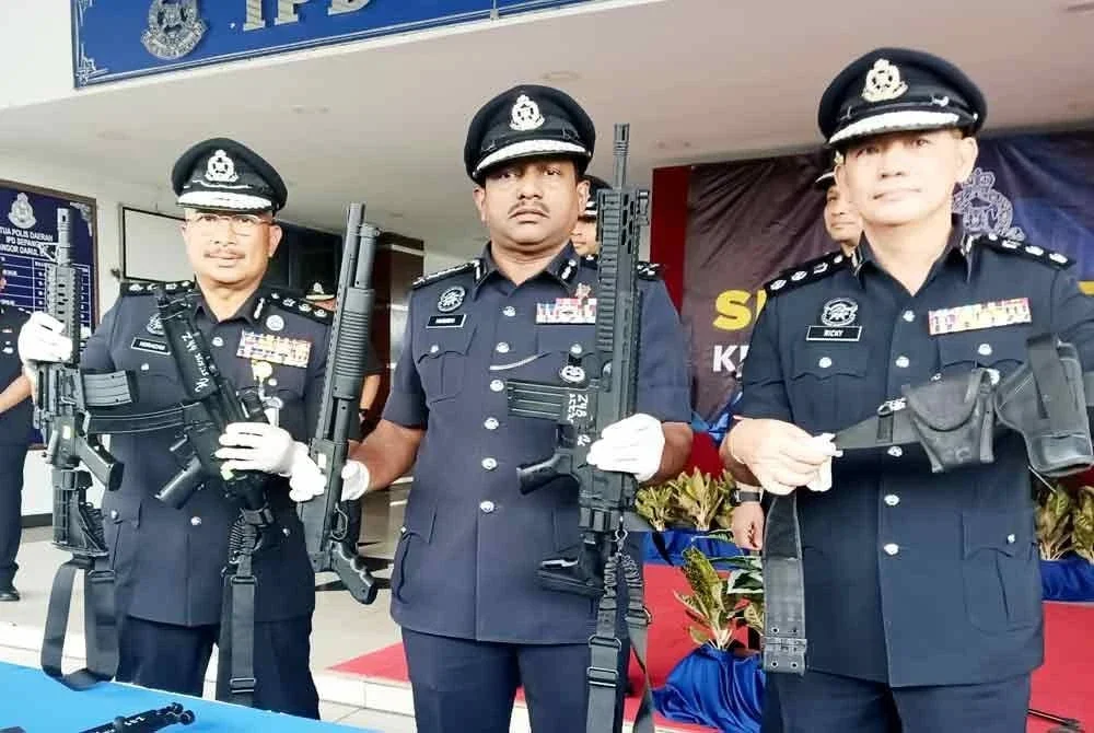 Hussein (dua dari kanan) menunjukkan senjata api tiruan yang dirampas daripada tiga individu yang didakwa digunakan untuk tujuan penggambaran. - FOTO: SINAR HARIAN / HISYAMUDDIN AYUB.