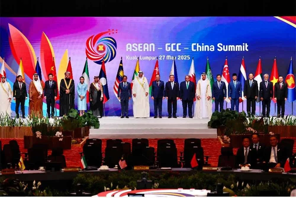 Perdana Menteri, Datuk Seri Anwar Ibrahim bergambar bersama pemimpin ASEAN, wakil Majlis Kerjasama Teluk (GCC), dan Perdana Menteri China Li Qiang (kelapan, kanan) pada Sidang Kemuncak ASEAN-GCC-China sulung di Pusat Konvensyen Kuala Lumpur pada Selasa. Foto Bernama