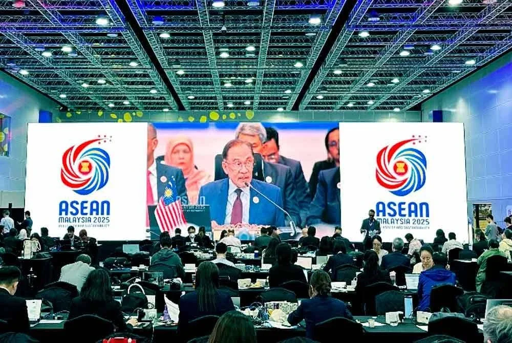 Anwar ketika berucap merasmikan Sidang Kemuncak ASEAN-GCC-China di Pusat Konvensyen Kuala Lumpur di sini, pada Selasa. Foto Bernama