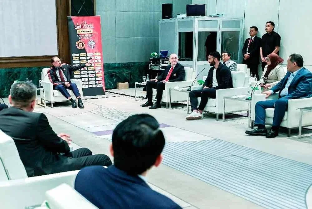 Anwar berkesempatan bertemu dengan Ketua Pegawai Eksekutif Manchester United, Omar Berrada dan pengendali pasukan, Ruben Amorim. Turut hadir para pemain dan pengurusan pasukan ASEAN All-Stars diketuai Ketua Jurulatih Kim Sang Sik. Foto Bernama