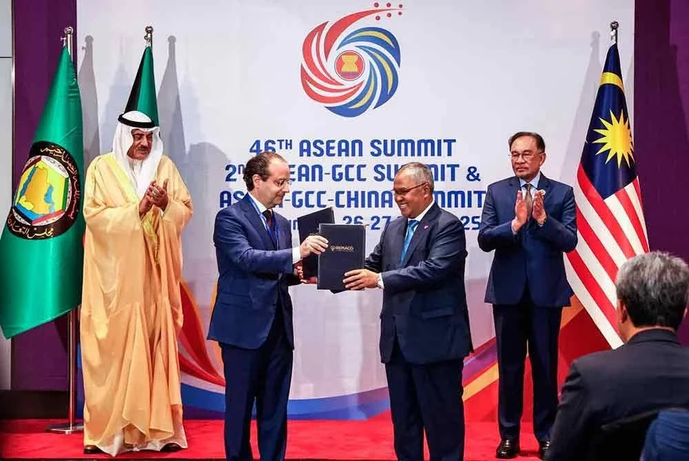 Anwar (kanan) dan Sheikh Sabah Khaled (kiri) menyaksikan
pertukaran dokumen antara Abidin (dua dari
kanan) dan Joe Georges Chidiac bagi kerjasama strategik
dalam sektor tenaga dan air di rantau Majlis Kerjasama Teluk (GCC).