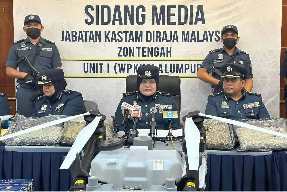 Raizam (tengah) dalam sidang akhbar kejayaan rampasan bunga ganja di Wisma Kastam Kelana Jaya pada Selasa.