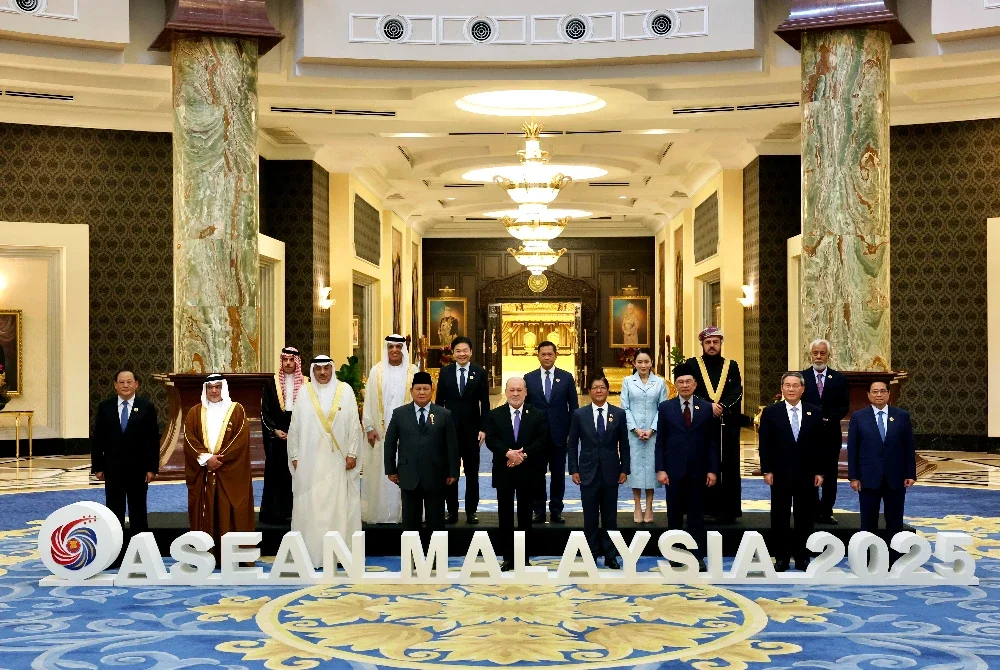 Sultan Ibrahim, Raja Malaysia bergambar bersama Perdana Menteri Malaysia Datuk Seri Anwar Ibrahim dan pemimpin dari ASEAN, Timor-Leste dan Majlis Kerjasama Teluk (GCC) pada Majlis Makan Tengah Hari Diraja sempena Sidang Kemuncak ASEAN ke-46 dan Sidang Kemuncak Berkaitan di Istana Negara, pada Selasa. Foto Bernama 