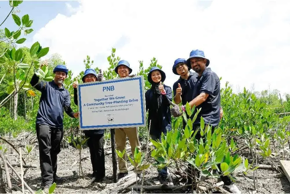 Muzzaffar (tiga dari kiri) melakukan aktiviti bersama sukarelawan sempena Program Hari Kesukarelawanan Signature PNB 2025 di Taman Alam Kuala Selangor pada Isnin.