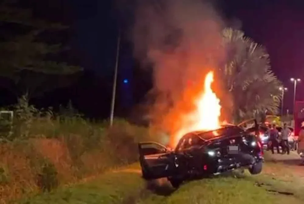 Kemalangan melibatkan dua kereta turut menyebabkan kebakaran pada bahagian enjin kenderaan. Foto ihsan Bomba Perak