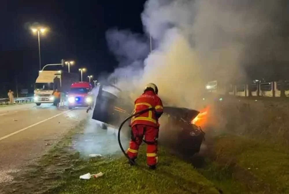 Pasukan bomba menjalankan operasi memadam kebakaran melibatkan enjin kereta jenis Honda Civic yang dinaiki tiga lelaki termasuk dua remaja berusia 19 tahun di Meru Raya, Ipoh. Foto ihsan Bomba Perak