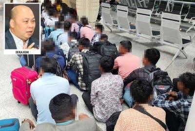 Antara warga asing disyaki gagal memenuhi syarat kemasukan sebagai pelancong ke Malaysia ditahan AKPS KLIA. 