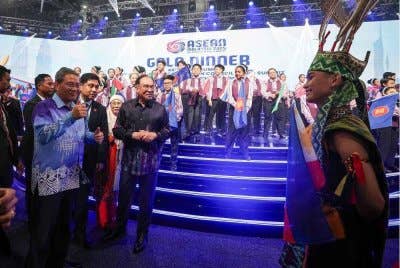 Anwar dan Perdana Menteri China, Li Qiang menunjukkan isyarat ibu jari kepada para penari Colours of Borneo semasa Majlis Makan Malam Gala di Pusat Konvensyen Kuala Lumpur (KLCC) pada Isnin. Foto Bernama