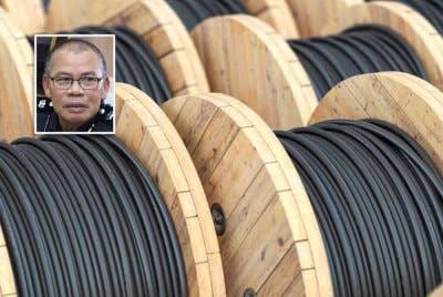 Polis turut merampas sebuah kenderaan jenis pikap bersama kabel yang disyaki dicuri dari kilang itu. - Gambar hiasan (Gambar kecil: Ramli)