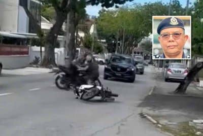 Tangkap layar video tular kejadian warga emas cuba mempertahankan diri ketika diragut dalam kejadian pada Isnin. Gambar kecil: Abdul Rozak