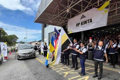 Sesi pelepasan para petugas Op Kinta disempurnakan Khairul Halimin (tiga dari kanan) di pekarangan Menara HASiL Ipoh di sini pada Selasa.