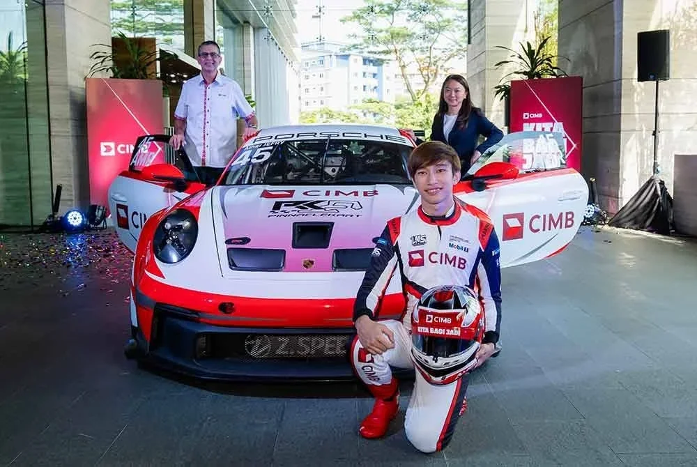 Amer (depan) bersama Hannah (kanan) dan Gurdip pada majlis menandatangani perjanjian sebagai rakan jenama CIMB di Kuala Lumpur. - Foto: Bernama.
