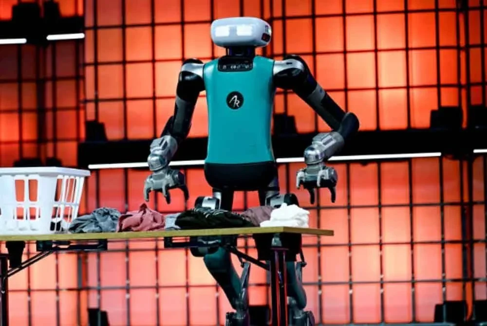 Robot manusia dilatih untuk melakukan tugas harian manusia.