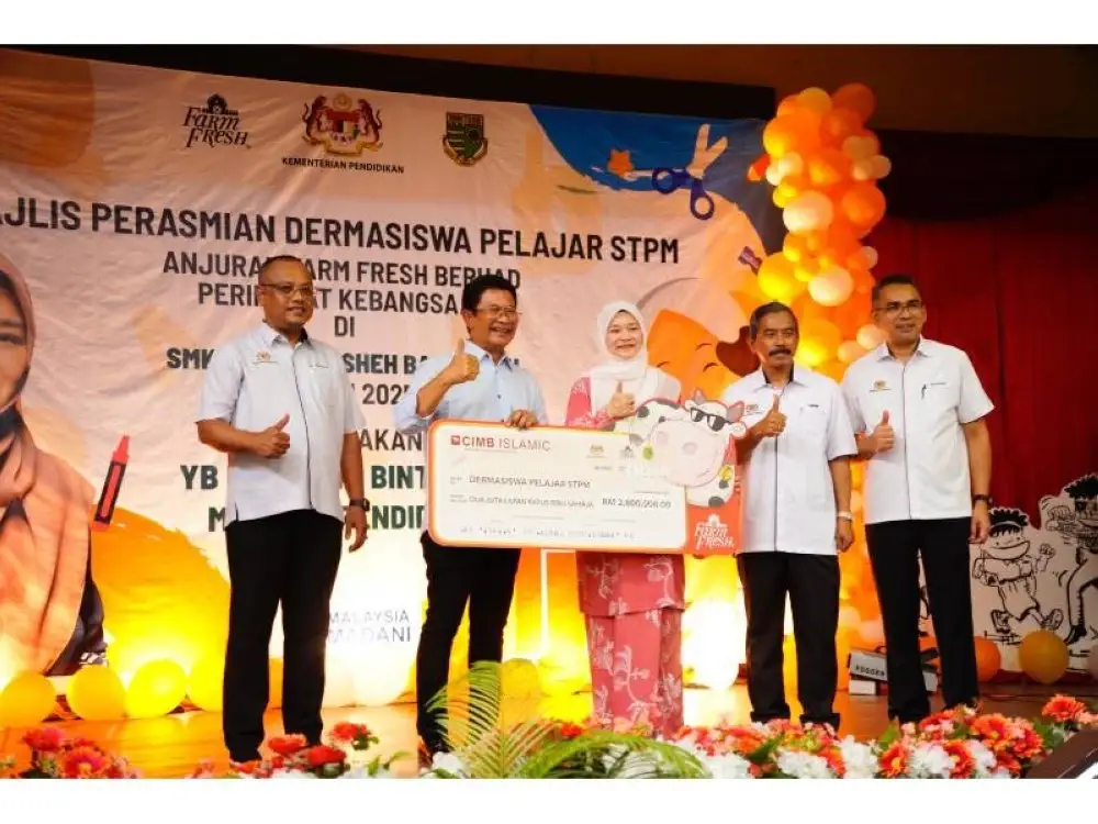 Azmi (dua, kanan) dan Fadhlina bergambar bersama cek sumbangan Farm Fresh bernilai RM2.8 Juta kepada KPM di bawah Program Dermasiswa Pelajar STPM.