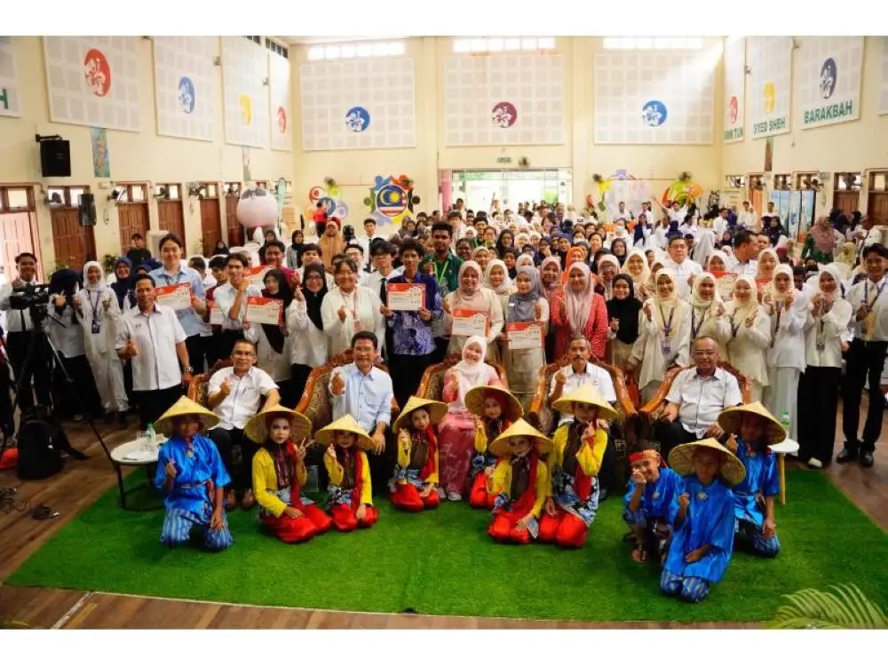 Ketua Pengarah Operasi Kumpulan Farm Fresh Berhad, Azmi Zainal dan Menteri Pendidikan, Fadhlina Sidek bergambar bersama dif-dif jemputan dan para pelajar STPM yang menerima dermasiswa dan yang turut terlibat dengan acara perasmian di SMK Tun Syed Sheh Barakbah, Pulau Pinang.