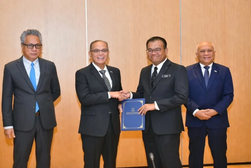 Wan Rosdy menyerahkan surat penempatan dan lantikan sebagai Datuk Bandar Kuantan baharu kepada Zaliza dalam satu majlis di sini. Foto Facebook Wan Rosdy Wan Ismail