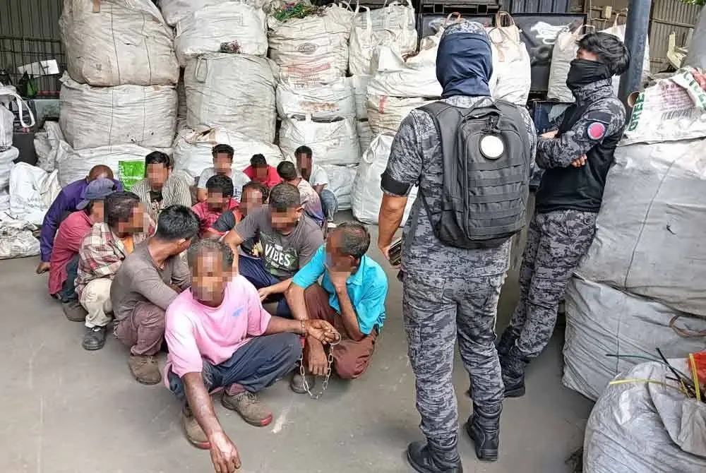 Sebahagian warga asing yang berkerja tanpa permit sah ditahan JIM dalam tiga serbuan di sekitar Jalan Kuchai Lama dan Jalan Chan Sow Lin, Kuala Lumpur pada Rabu. Foto: HISYAMUDDIN AYUB.